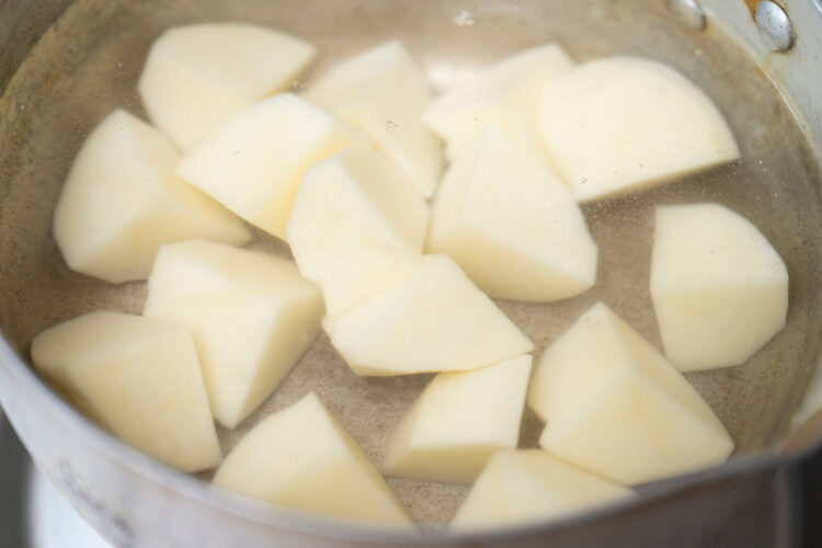 皮をむいてカットしたじゃがいもを茹でる